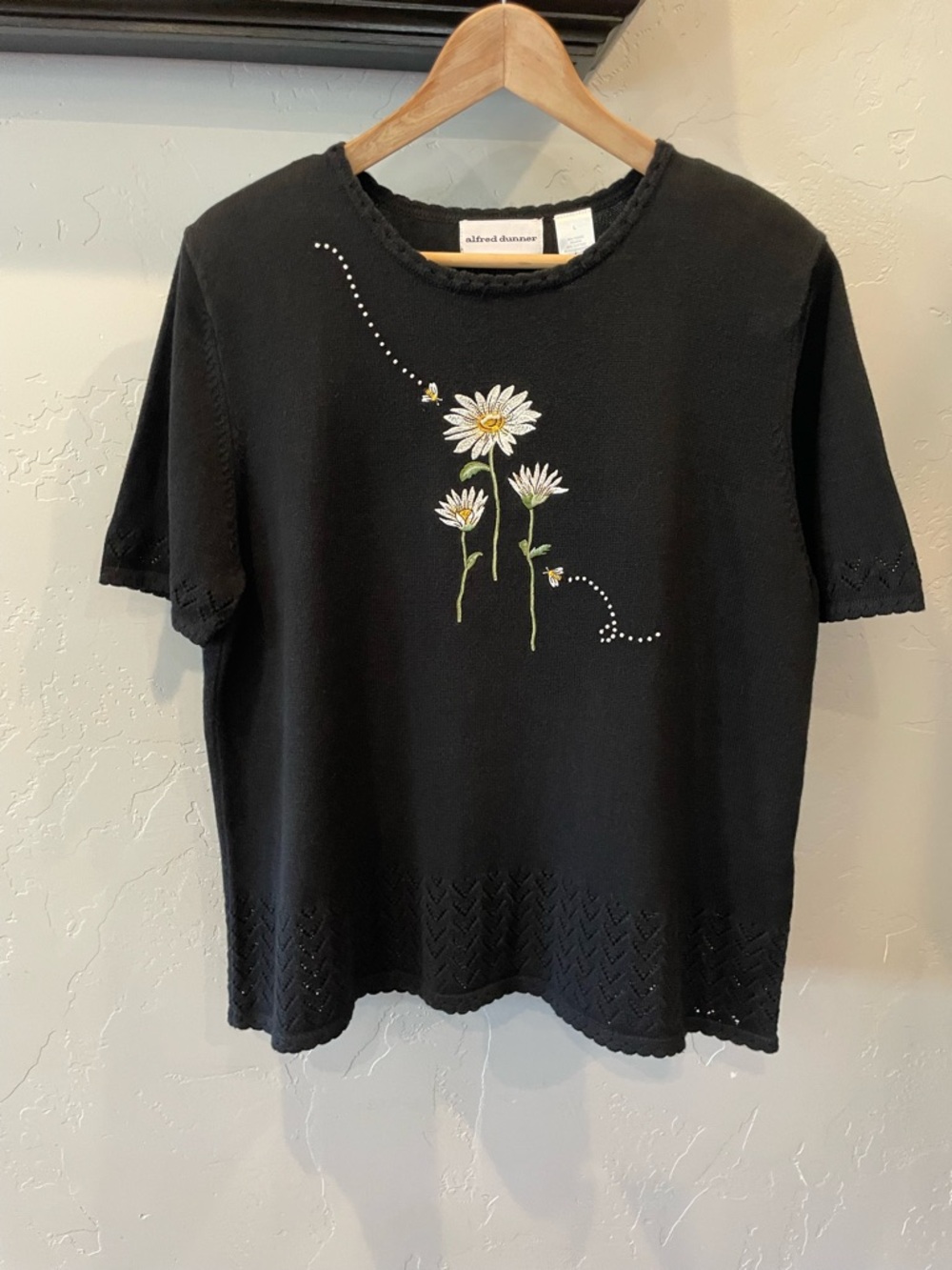 Pristine Alfred Dunner vintage Black Short-Sleeve Daisy & Bee Embroidered Top L